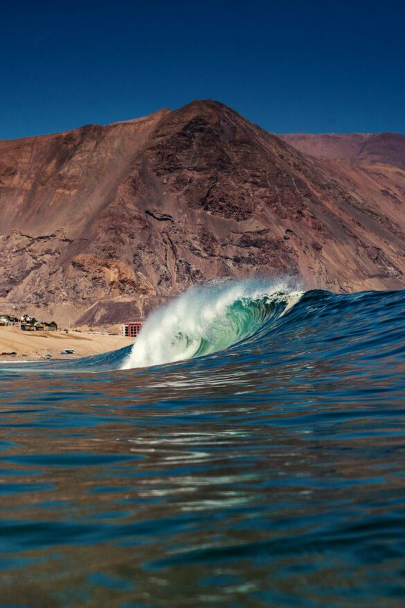 free-photo-of-majestic-wave-crashing-on-iquique-beach Svg%3E