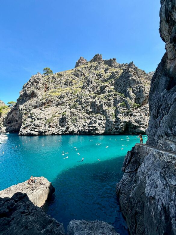 free-photo-of-scenic-rocky-cove-with-crystal-blue-water Svg%3E