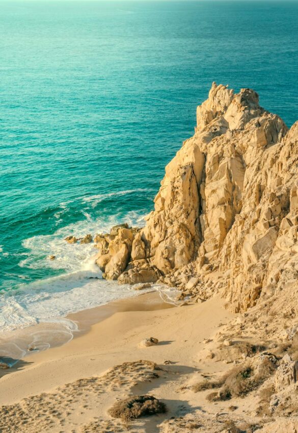 free-photo-of-a-beach-with-a-rocky-cliff-and-ocean Svg%3E