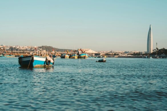 free-photo-of-serene-waterfront-with-boats-and-modern-skyline Svg%3E