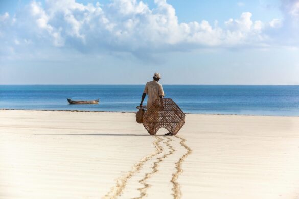 A-fisher-walking-along-the-sand-to-the-boat_Oleg-Upalyuk_Alamy_HNKTBG-2400×1600 Svg%3E